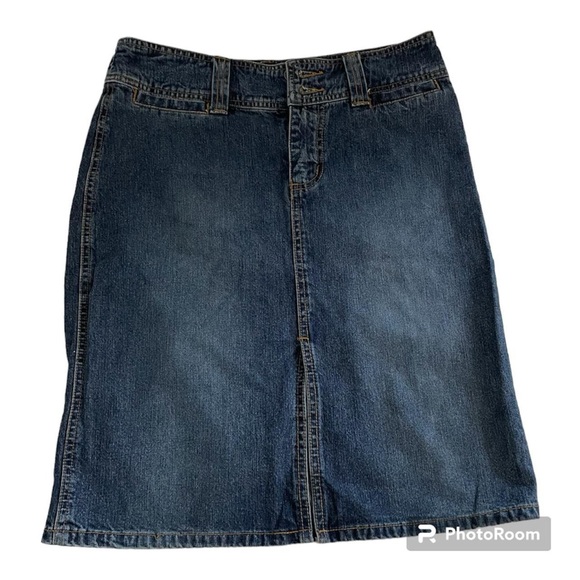 Adorable tyte midi denim skirt with a cute open slid at the front. - Picture 1 of 3